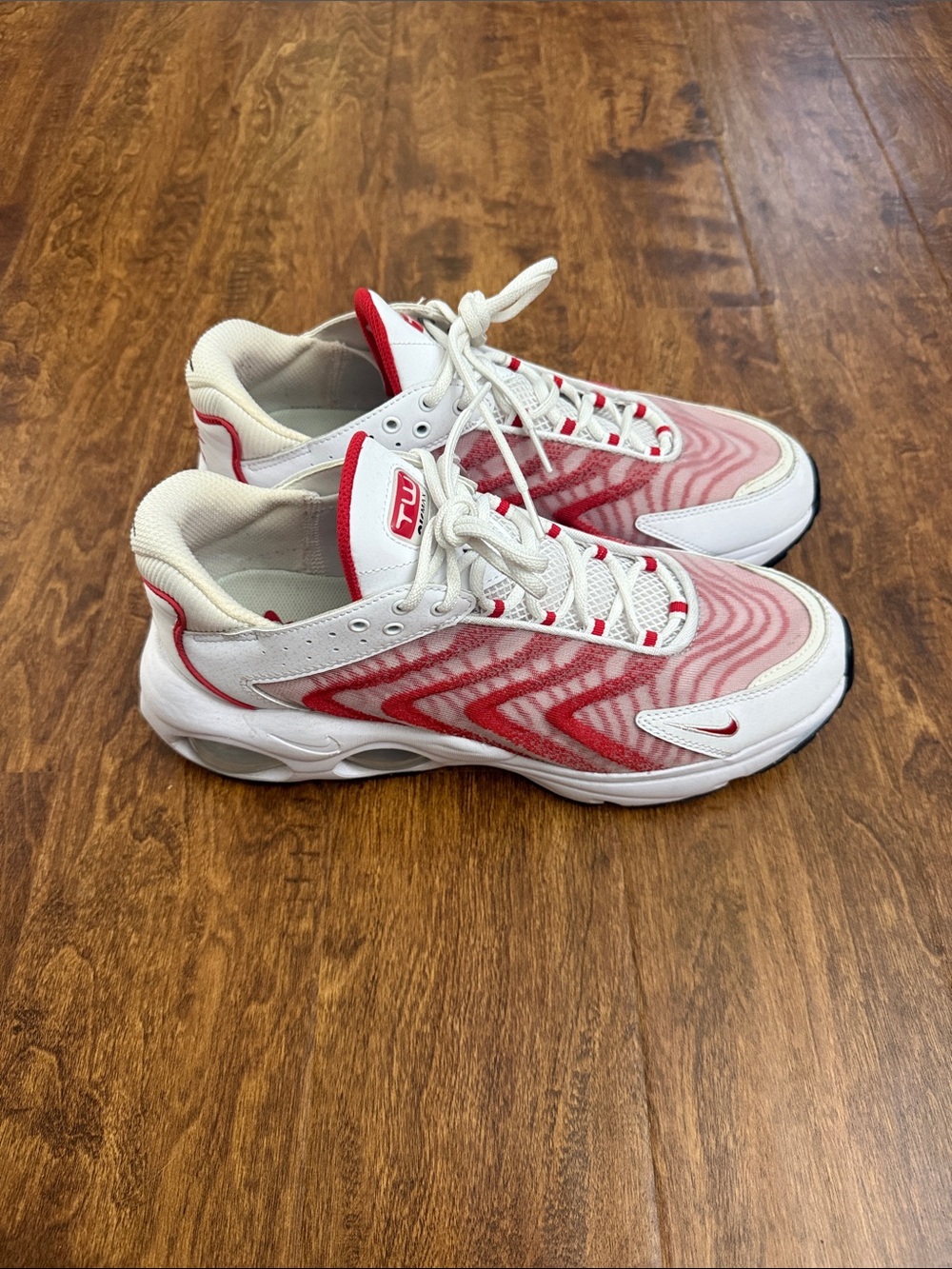 Nike White & Red Wave-Pattern Running Sneakers